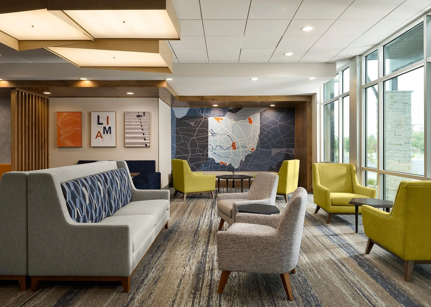 Lima Holiday Inn Express lobby with map.JPG