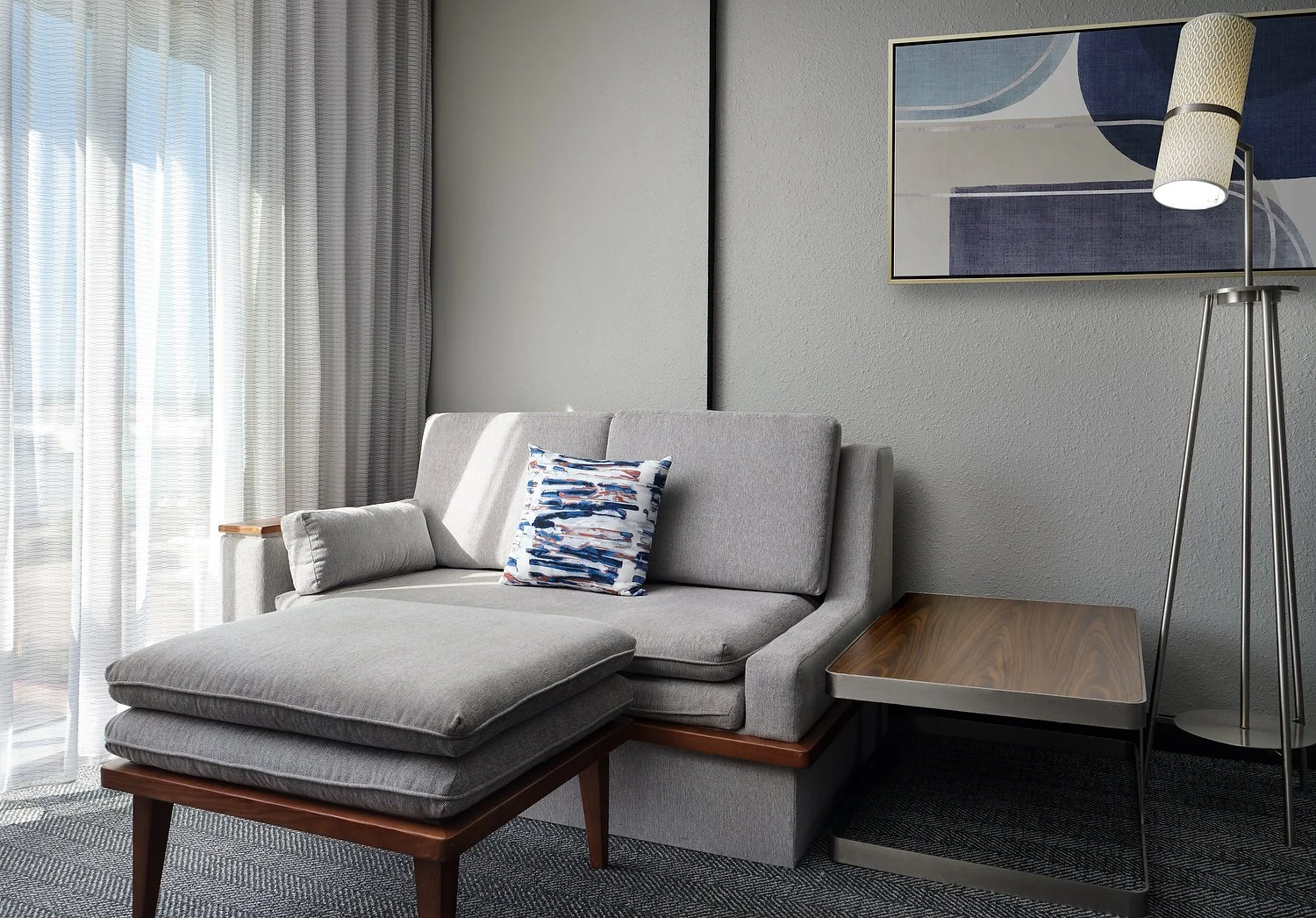 CY_HDCCY__room_410_extended_king_sofa.JPG