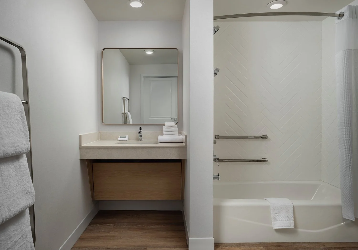 BARSTOW FF room 228 LARGE ADA KING ADA BATH Tub.JPG