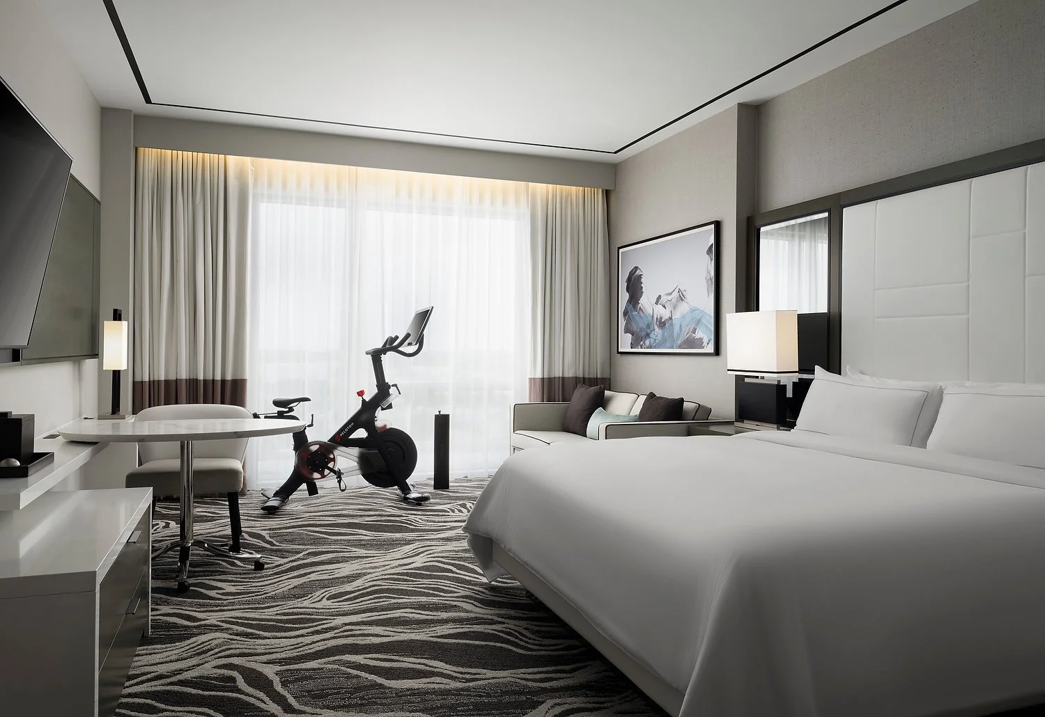 Hilton Miami - Room 1138 - King Pelaton Overview.JPG