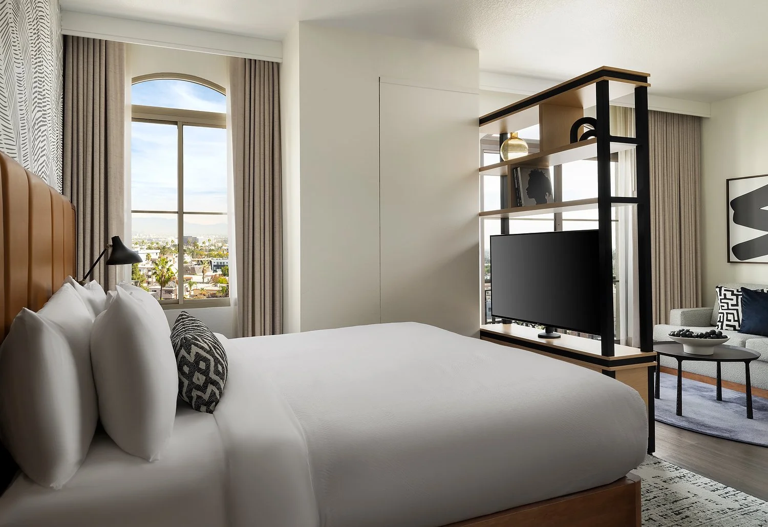 TH_LAXRB_LAXRB_Room_716_-_King_Studio.JPG