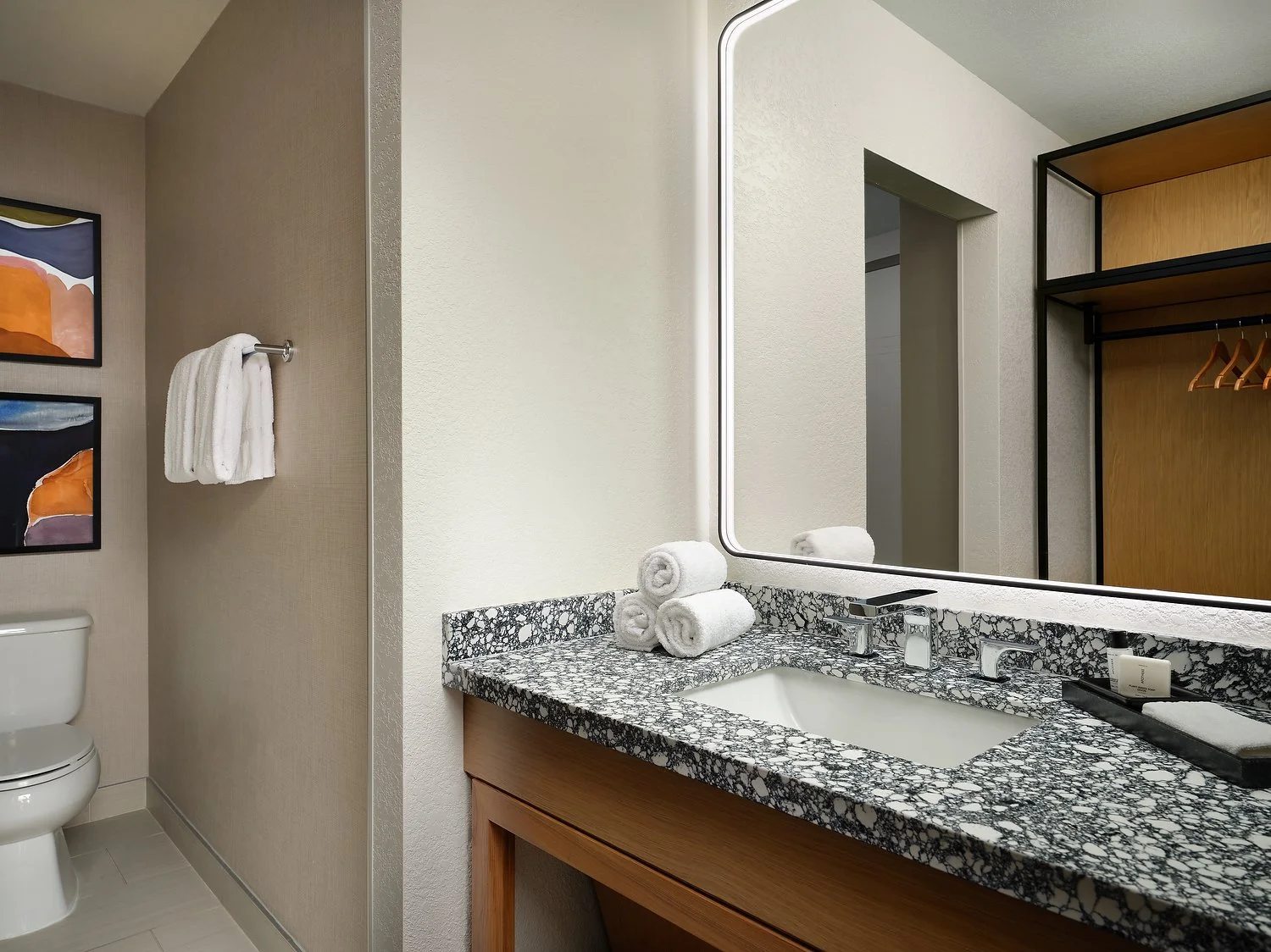 TH_LAXRB_room717_king_studio_bath.JPG