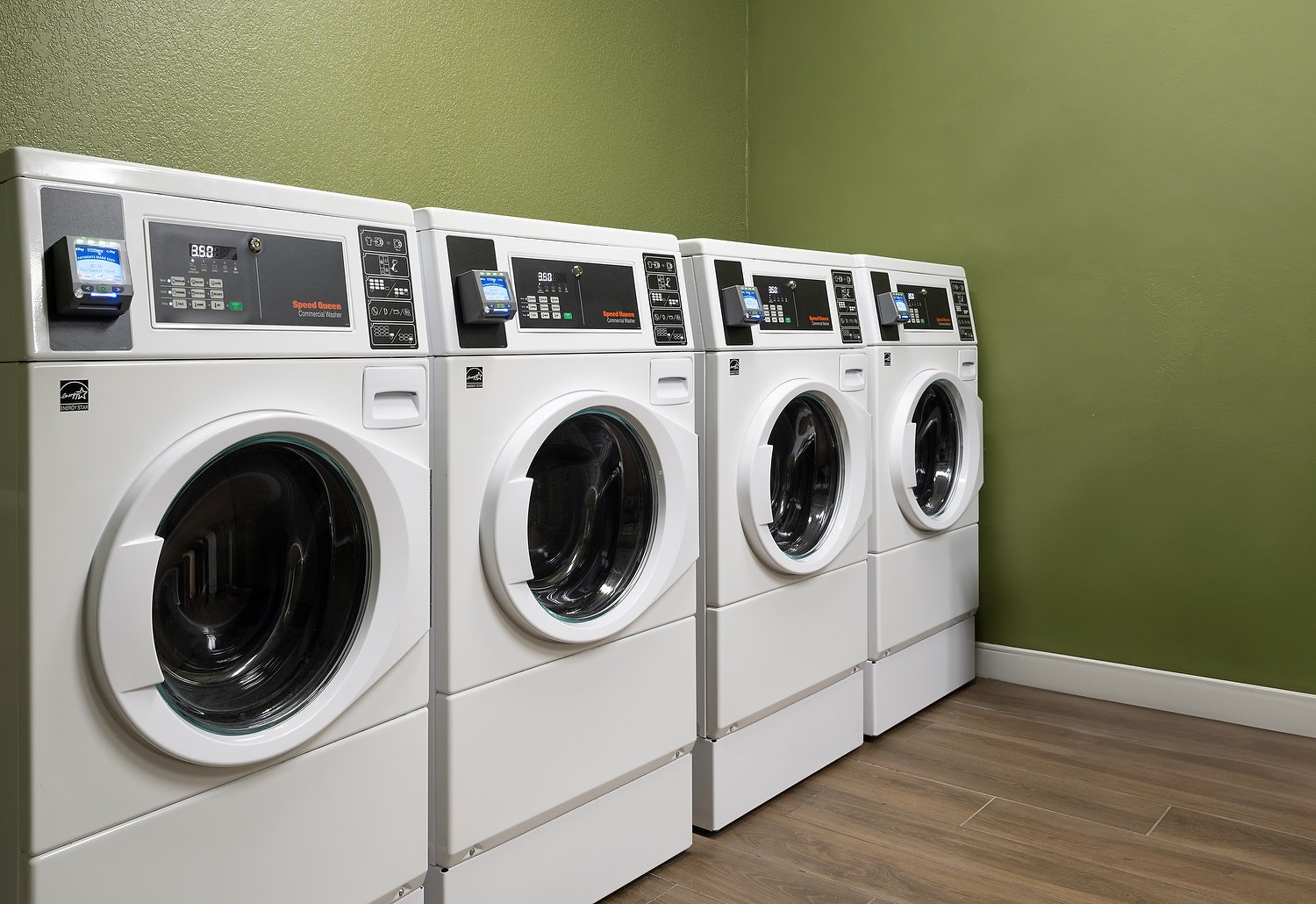 TH_LAXRB_guest_laundry.JPG