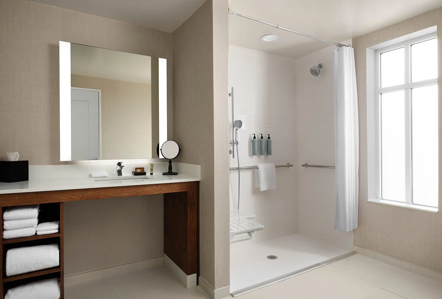 RI HYDE PARK room 538 ADA BATH roll-in .JPG