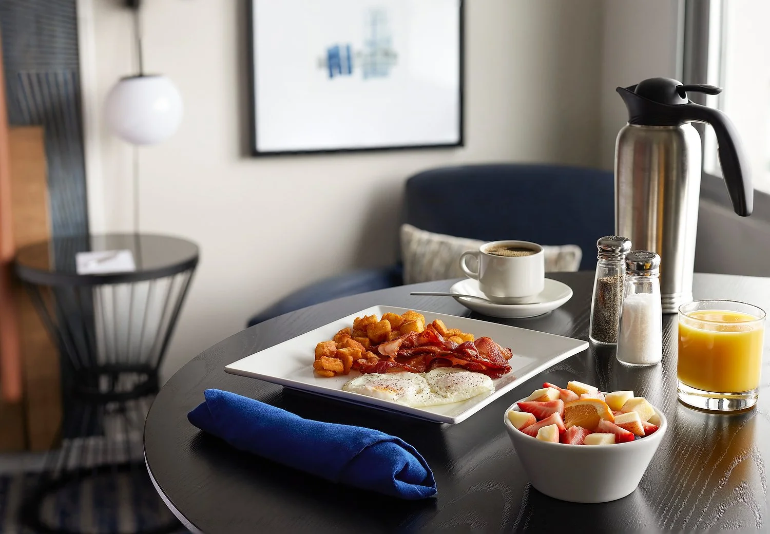 SHE_ERISI_room_832_in_room_dining.JPG