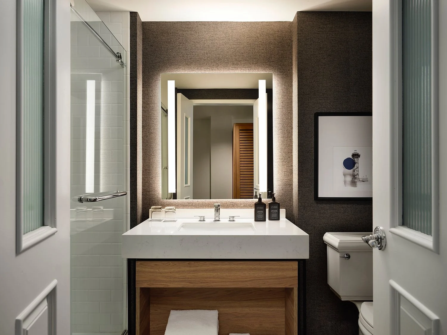 SHE_ERISI_room_832_king_bathroom.JPG
