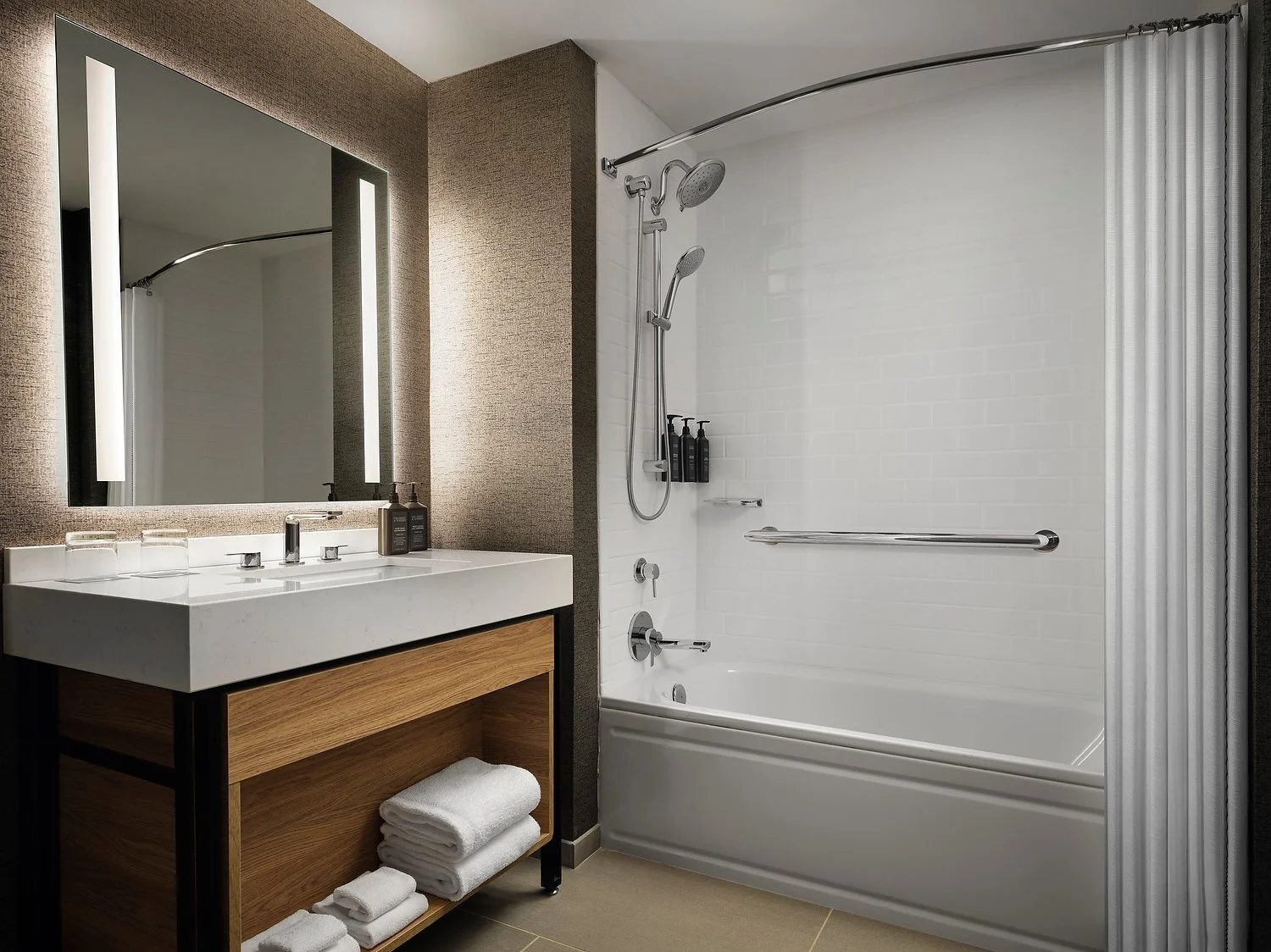 SHE_ERISI_SHERATON_ERIS_room_826_ADA_bath_tub_VU.tif.JPG