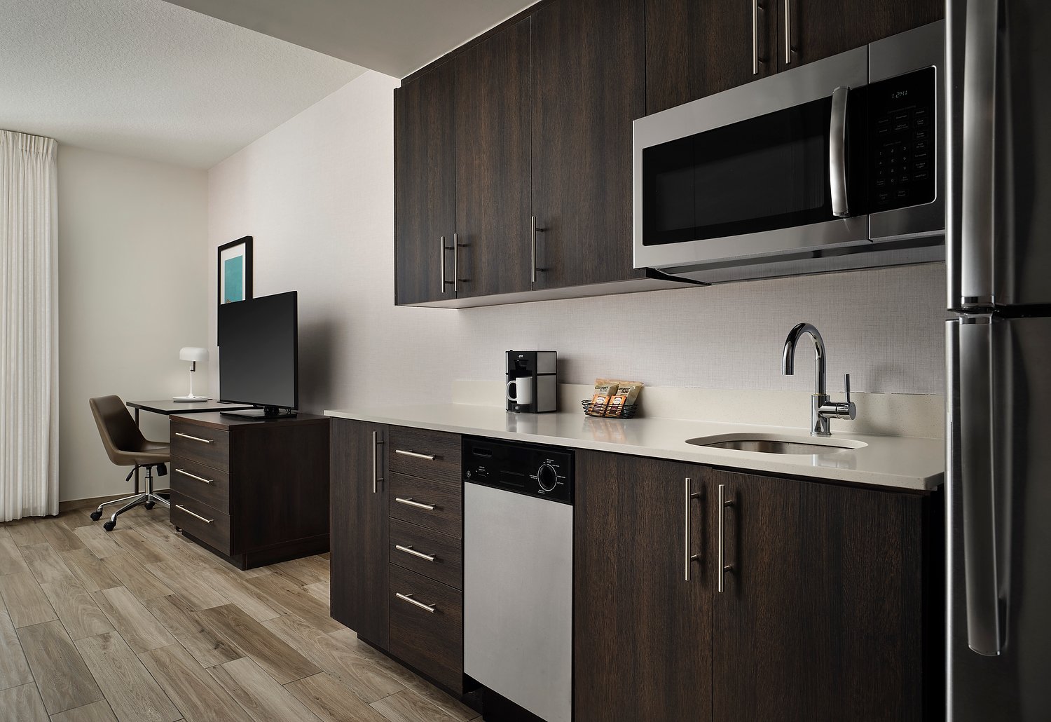 RI_MIAX_Room_319_king_studio_kitchen.JPG