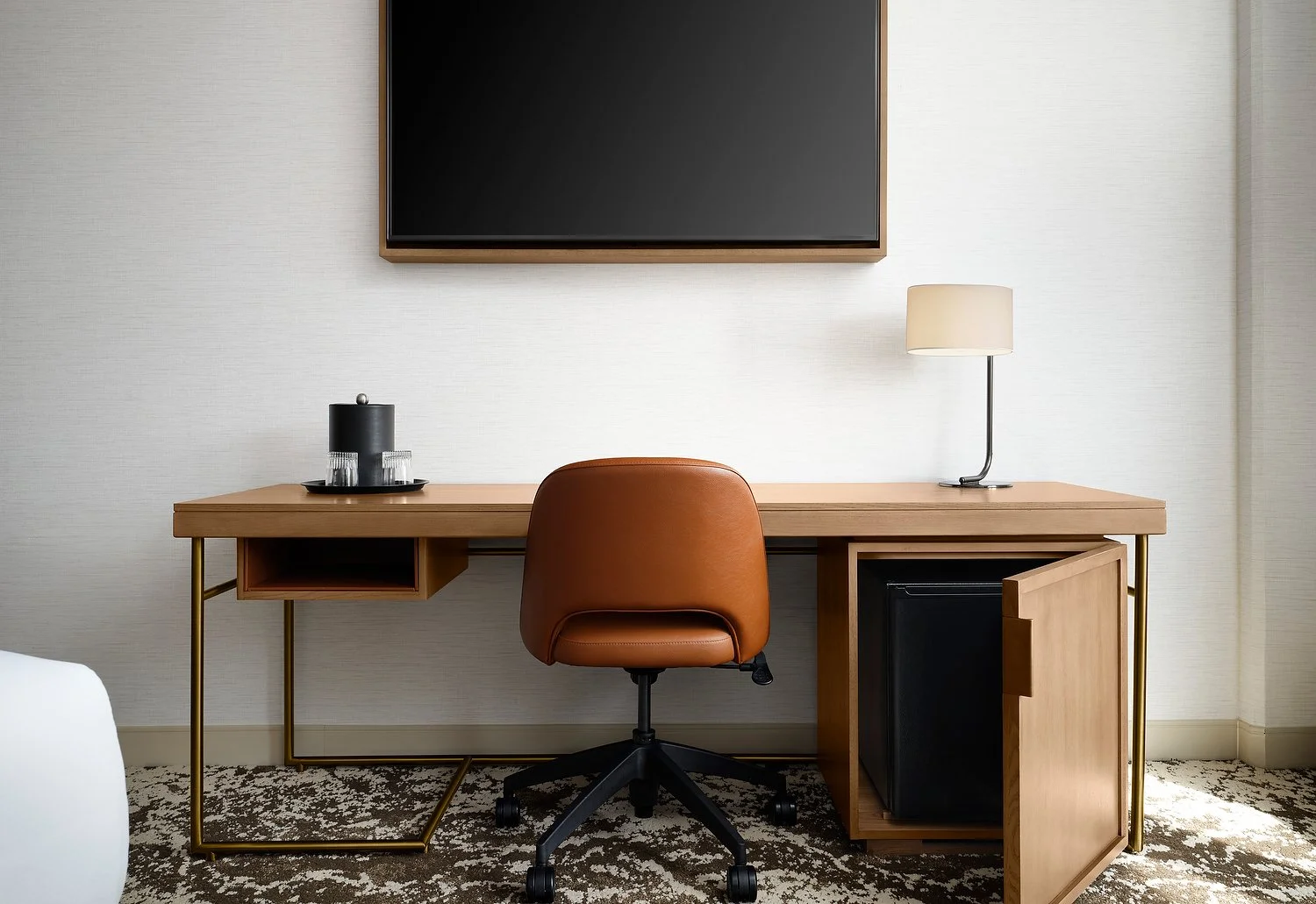 PASADENA COURTYARD room 305 king desk area v2.JPG