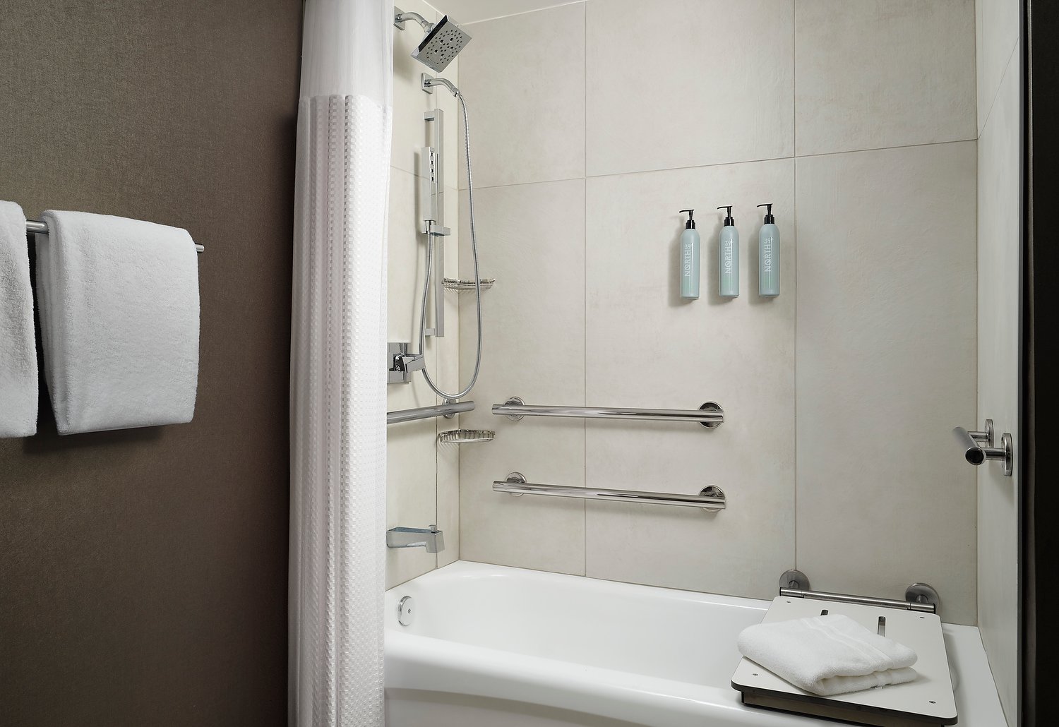 PASADENA COURTYARD room 338 ADA BATH TUB VU v5.JPG