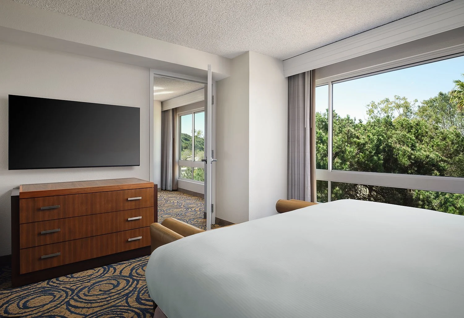 DoubleTree room 458 king suite bedroom v2.JPG