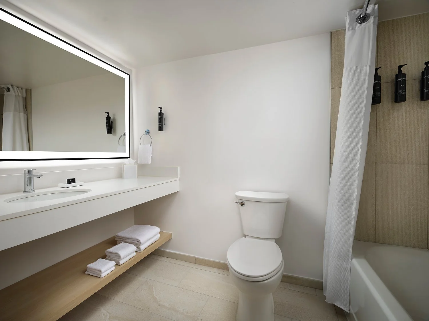 Doubletree queen room 474 standard bathroom v3.JPG