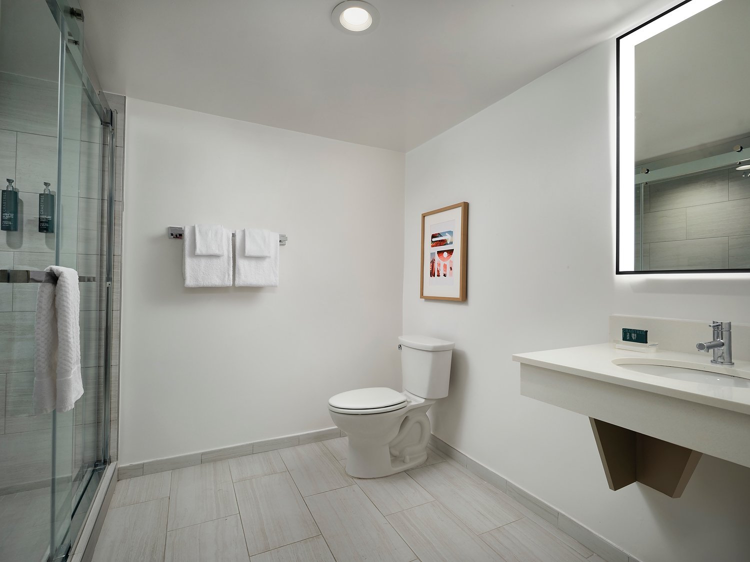 Doubletree room 136 bath v2.JPG