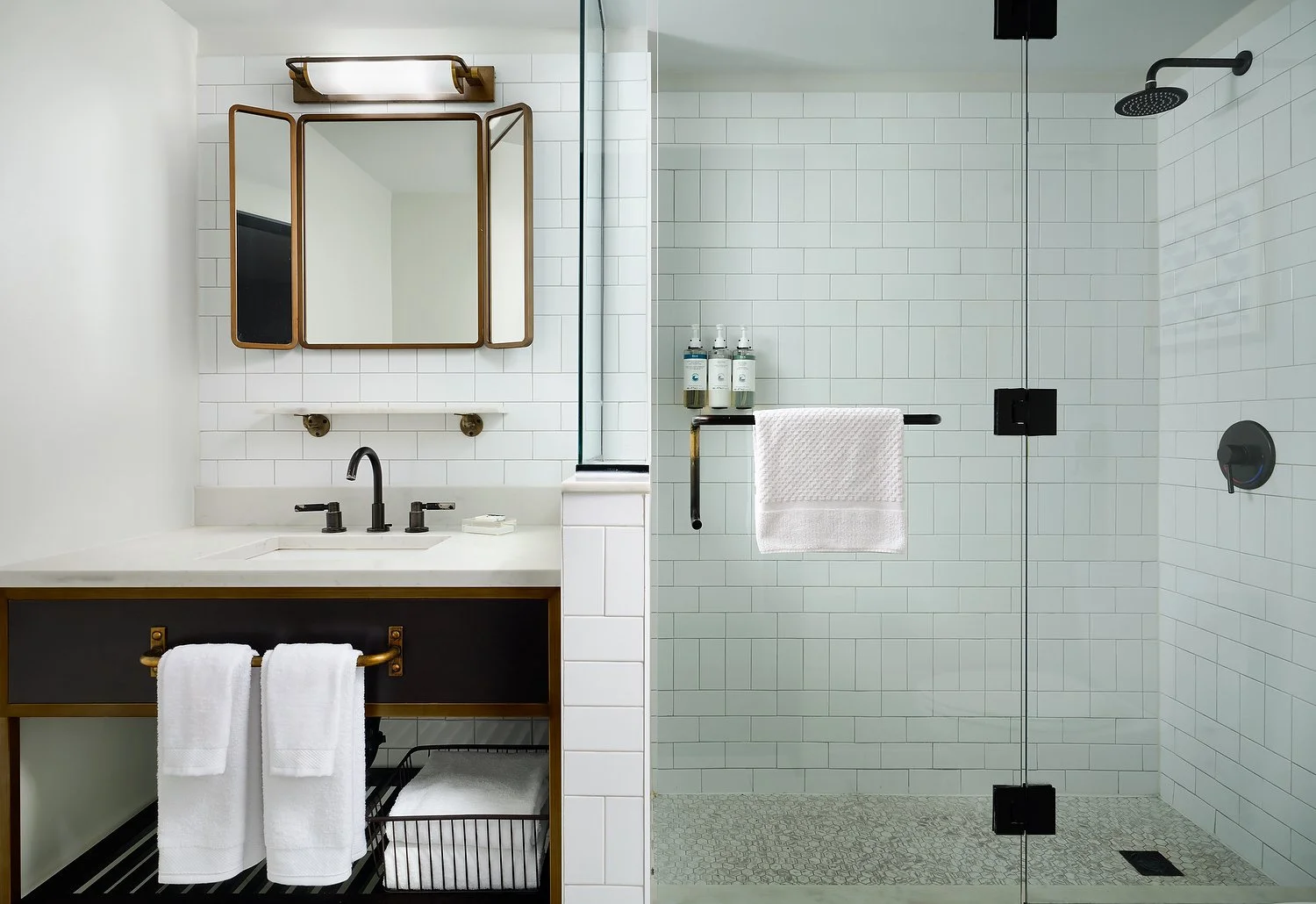 HOTEL PHILLIPS room 1801  king bath.JPG