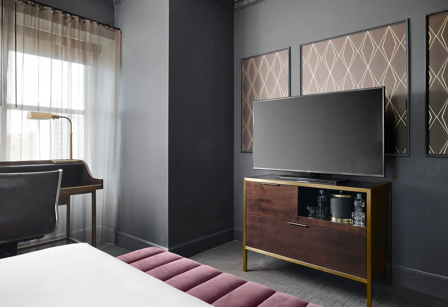 HOTEL PHILLIPS room 2011 1 queen bedroom p.JPG