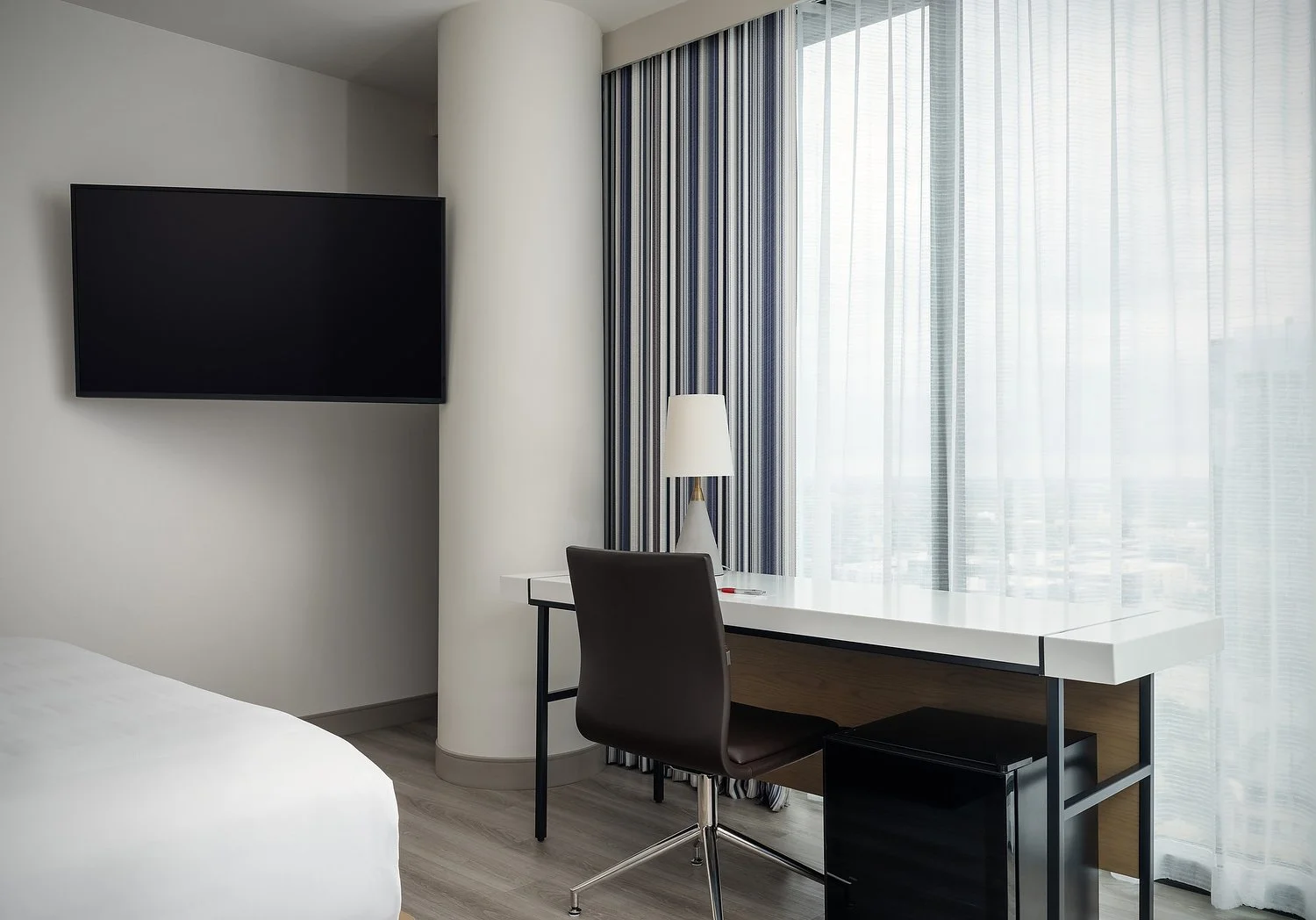 MH_AUSMD_RM_2905_executive_king_V_desk_area.JPG