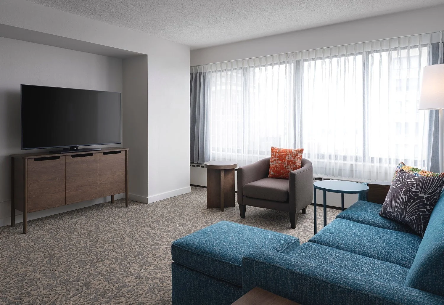 Chicago+Sonesta+ES+-+Room+1903+-+1+Bedroom+Suite+Living+Room_V2.jpg