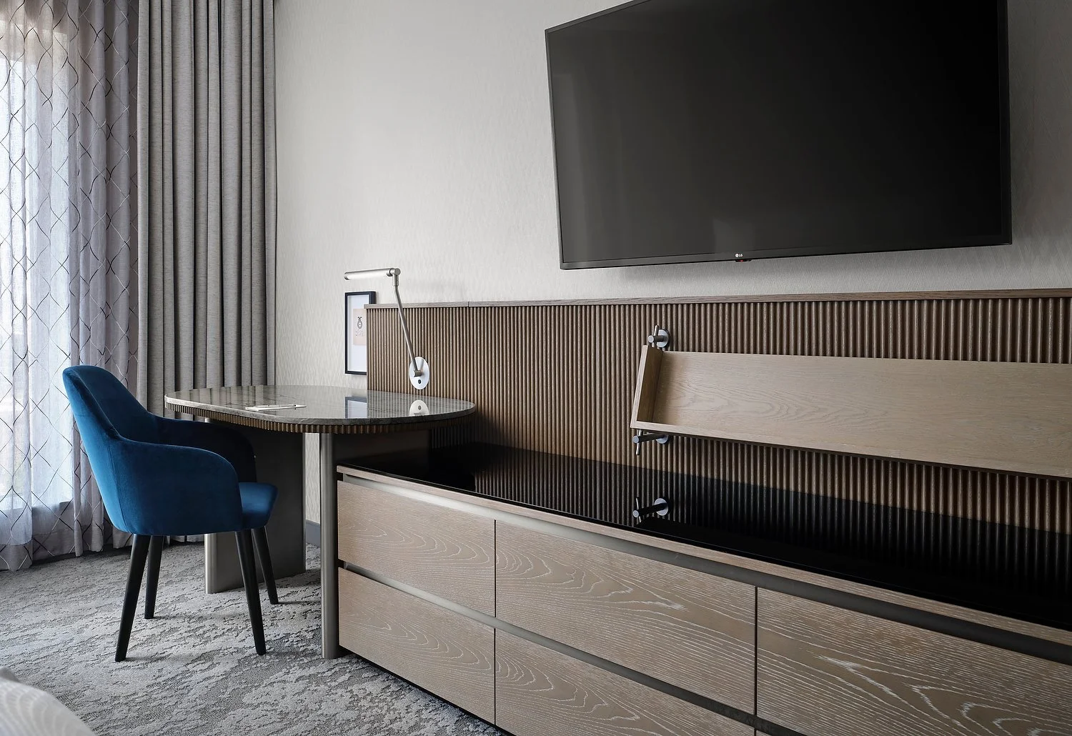 room211_dbl_queen_desk_area.JPG
