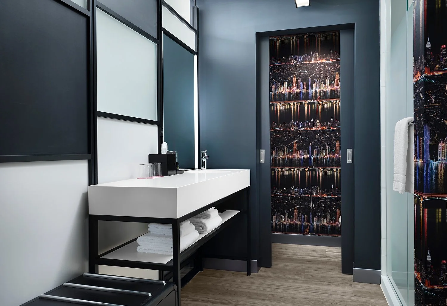 AH_DSMWA_room_442_standard_bath.JPG