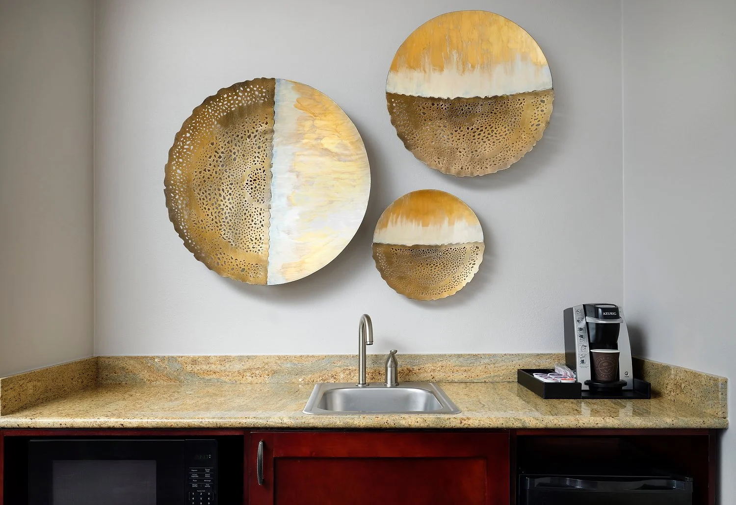 HGI -RM1400 1 bedroom suite wet bar.JPG