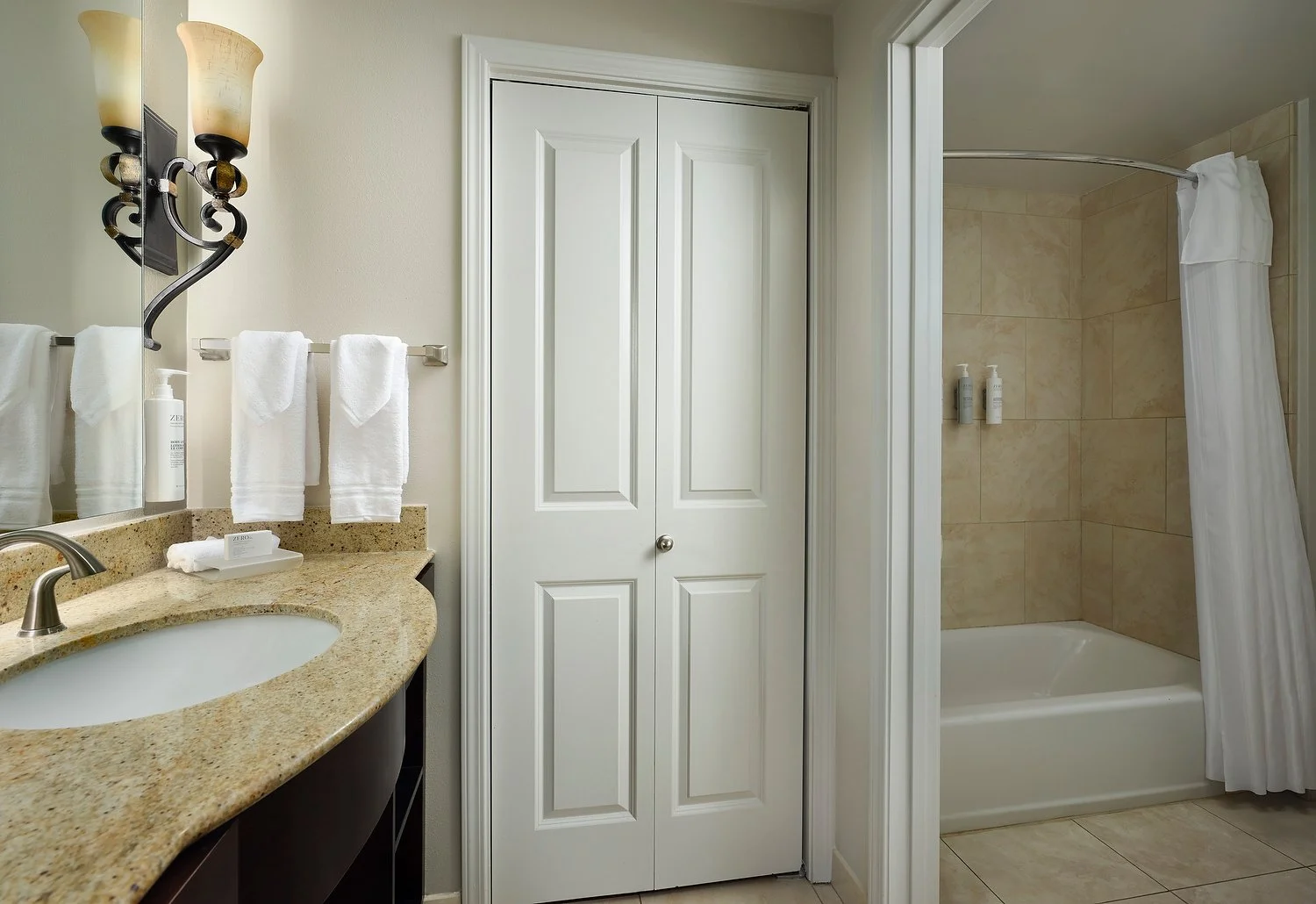 Homewood room 412 1 bedroom suite bath tub.JPG