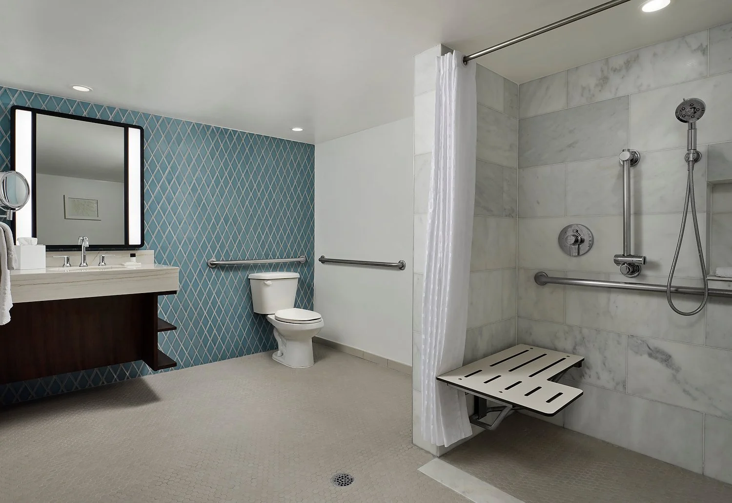 AH_PSPAK_Room107_ALMA_ADA_classic_queen_bath.JPG