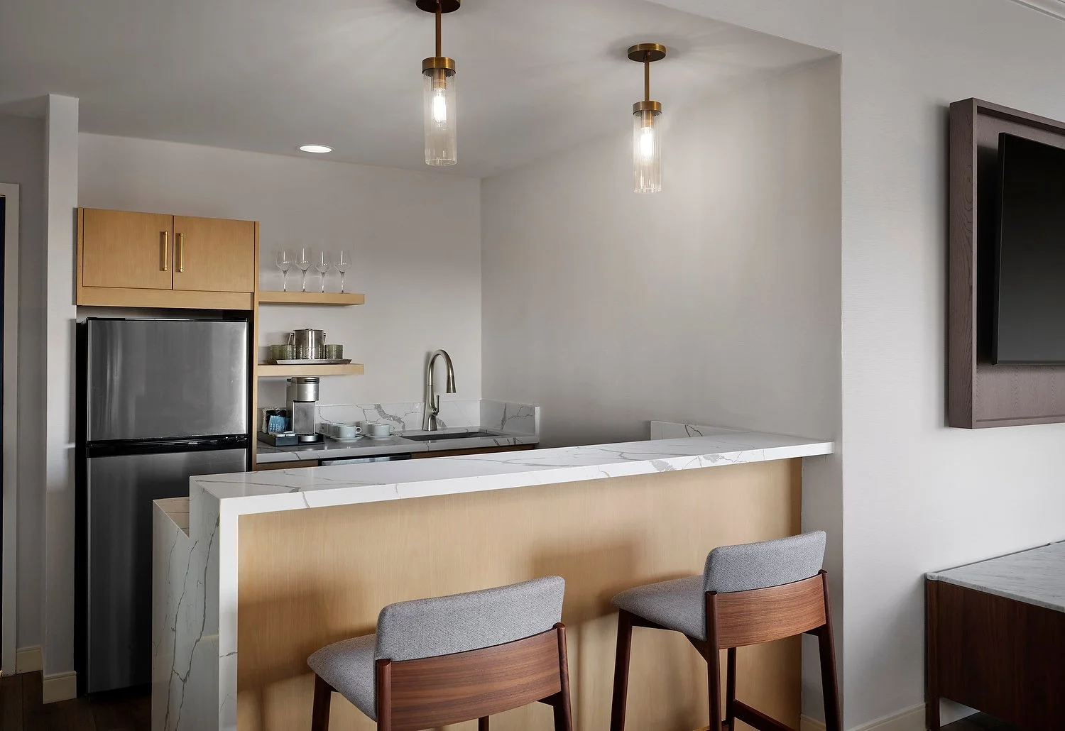 WHITE PLAINS SONESTA room1206 suite parlor kitchen .JPG