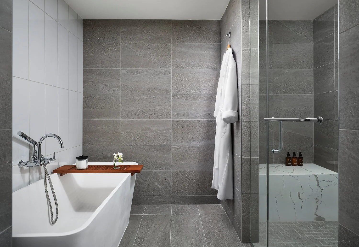 Breckenridge Alpenrock room 1054 1 bedroom suite buth tub v2.JPG