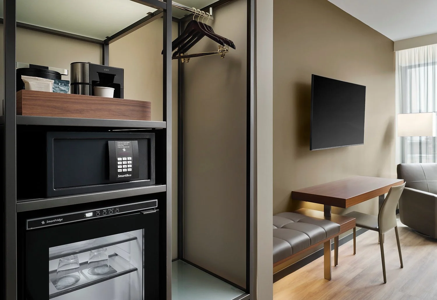 AC_DTWAC_room_409_king_open_closet.JPG