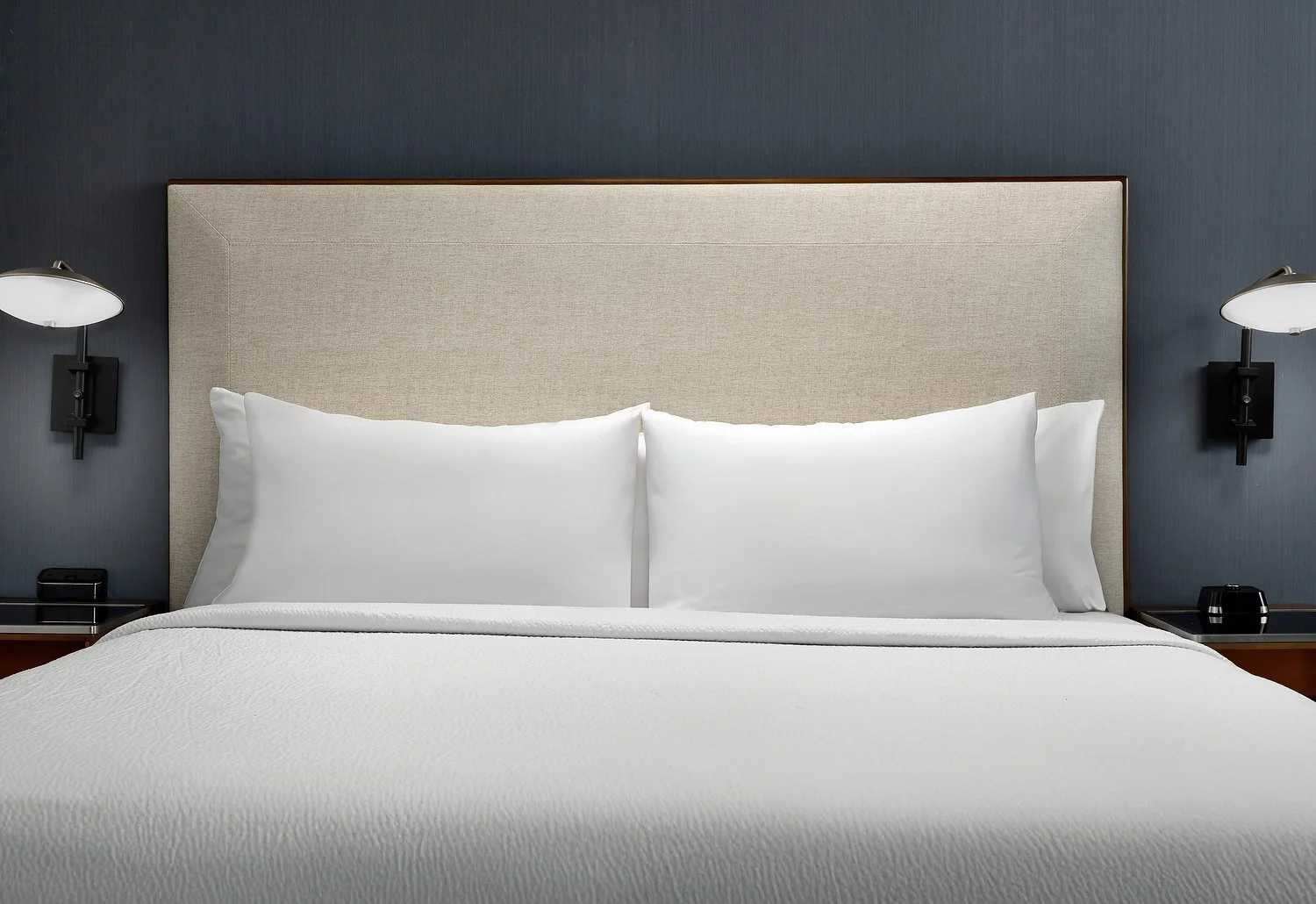 CY_DFWGV_rm_616_king_bed_detail.JPG
