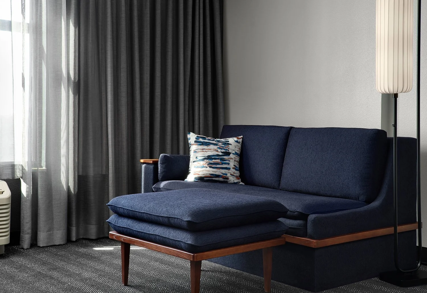 CY_DFWGV_rm_616_king_sofa.JPG