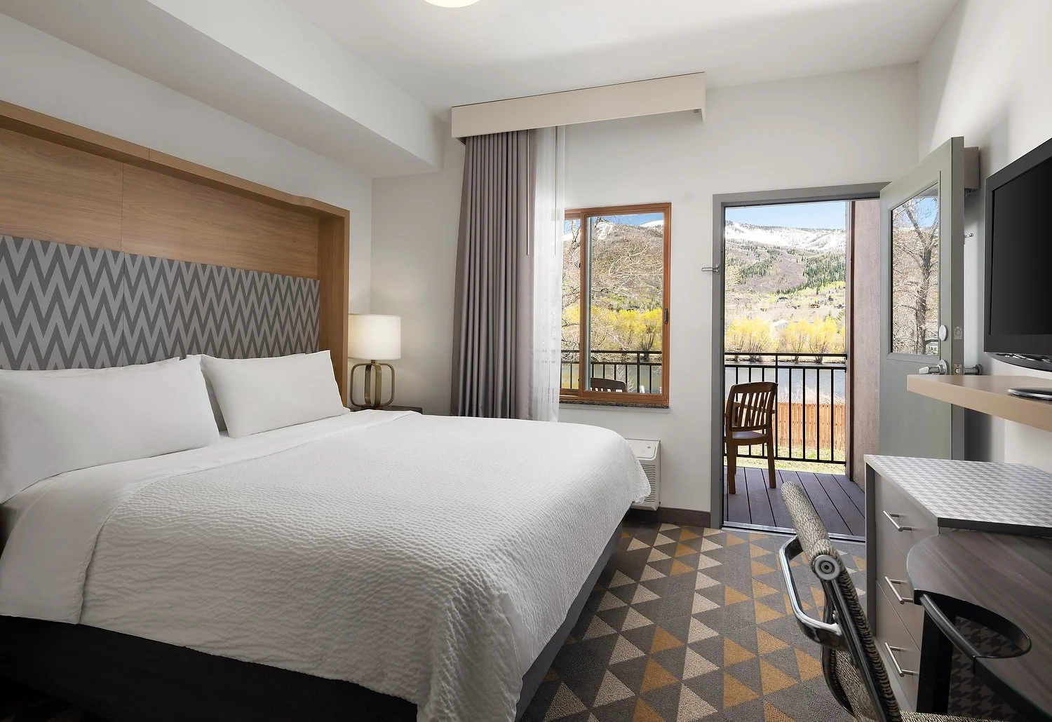 Steamboat_springs_Holiday_Inn_rm257_bedroom.JPG