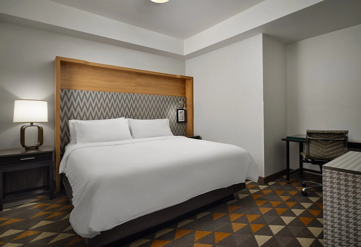 Steamboat_springs_Holiday_Inn_rm254_bedroom.JPG