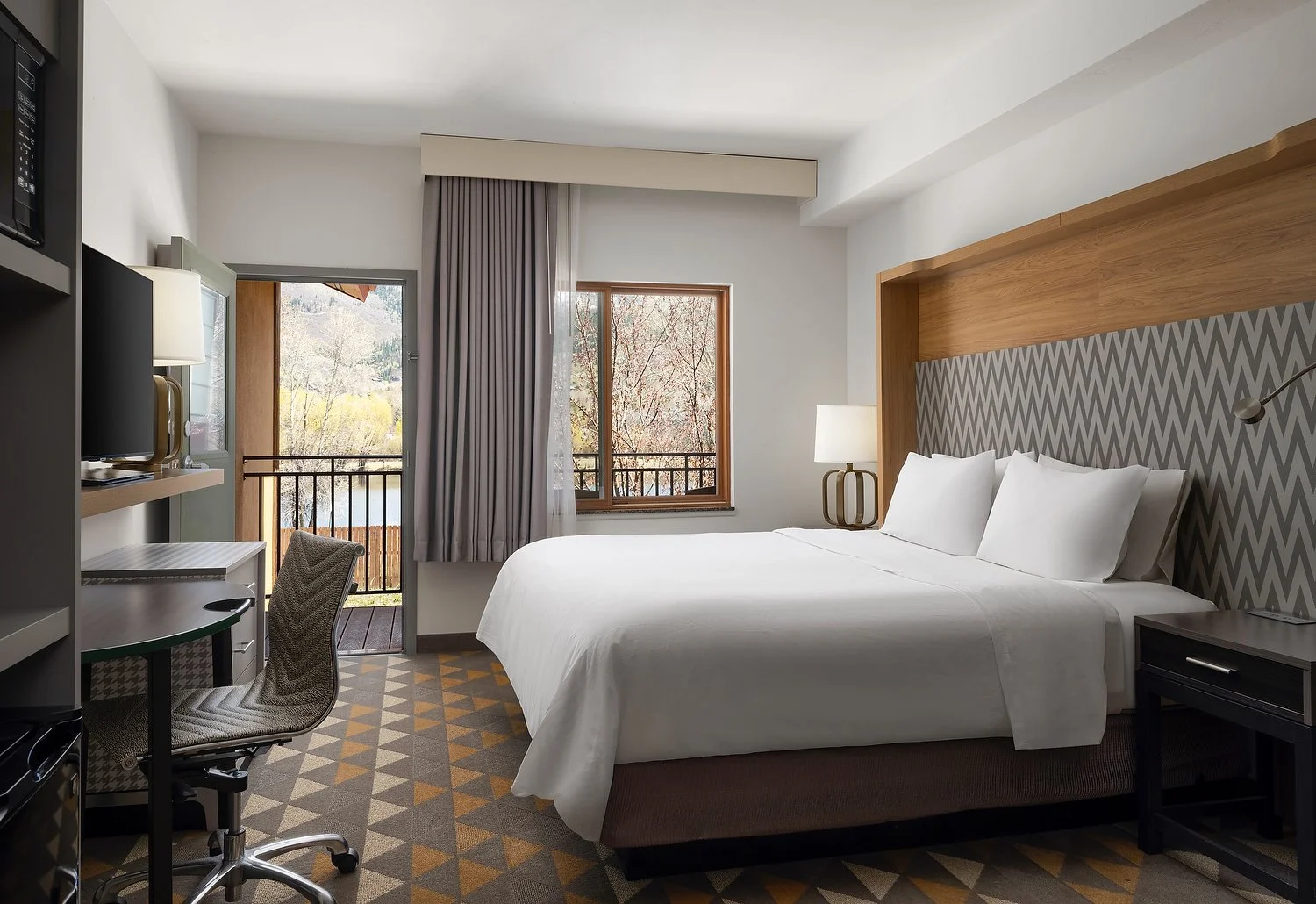 Steamboat_springs_Holiday_Inn_rm255_king_mountain.JPG