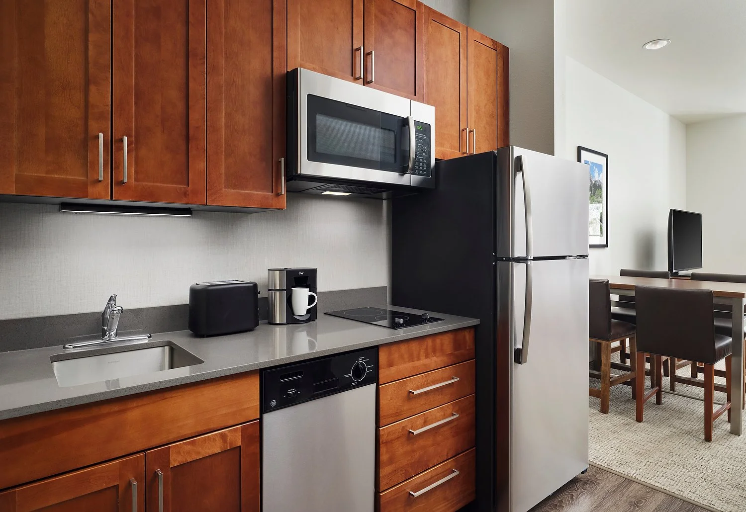 RI_QKBRI_rm107_3_qn_kitchen v2.JPG