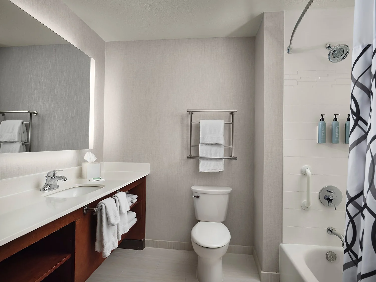 RI_QKBRI_rm107_bathtub.JPG