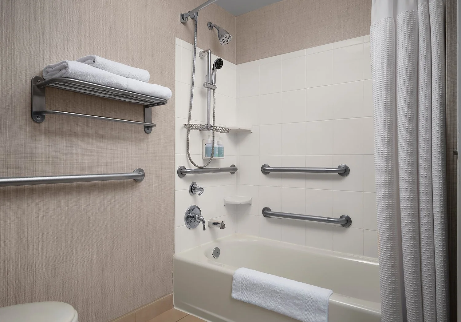 RI_CHIRN_rm308_ADA_tub.JPG