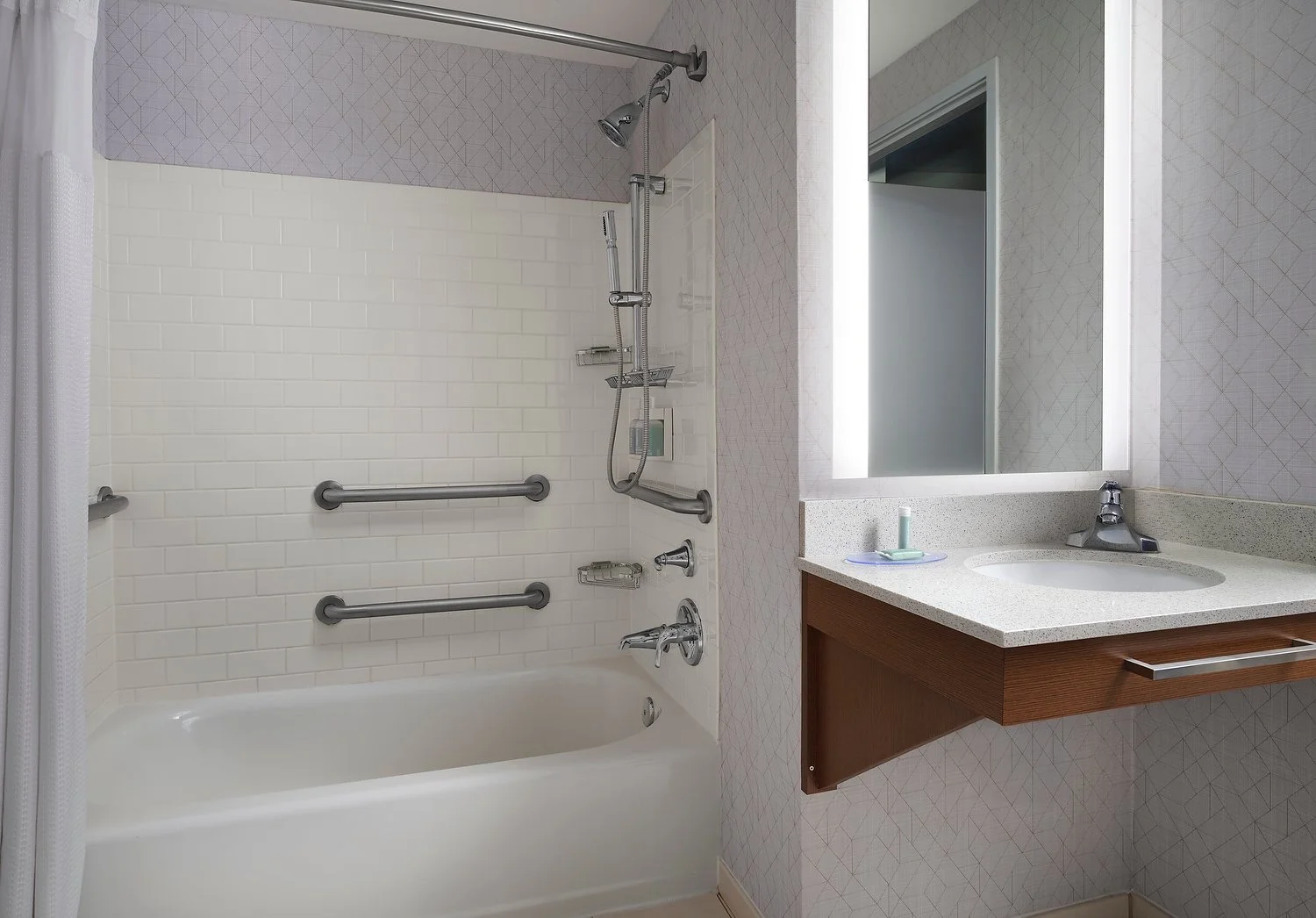 SHS_CHINR_rm2421_ADA_tub.JPG