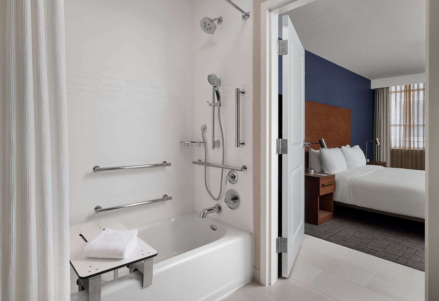 RI_ATLRI_room_221_ADA_bath_tub.JPG