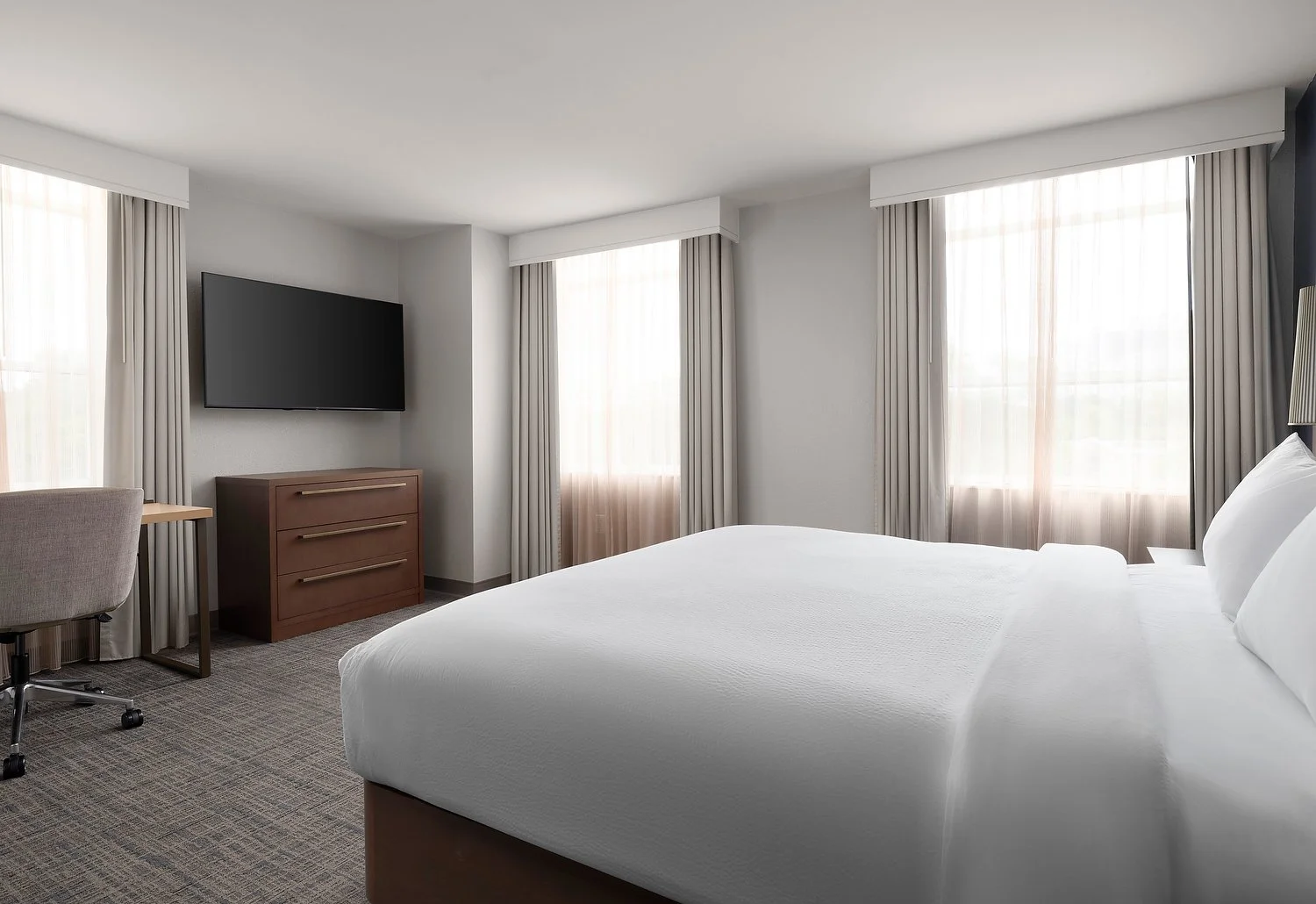 RI_ATLRI_Room_530_2_BR_King_Suite_bedroom.JPG