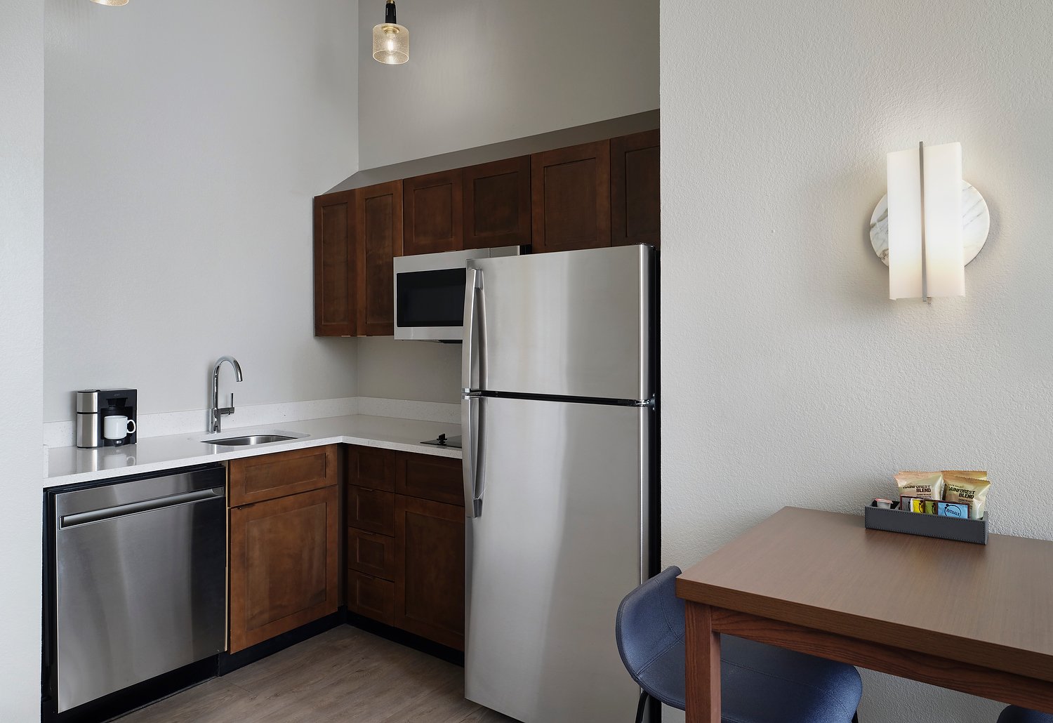 RI_ATLRI_room_728_queen_studio_high_floor_kitchen.JPG