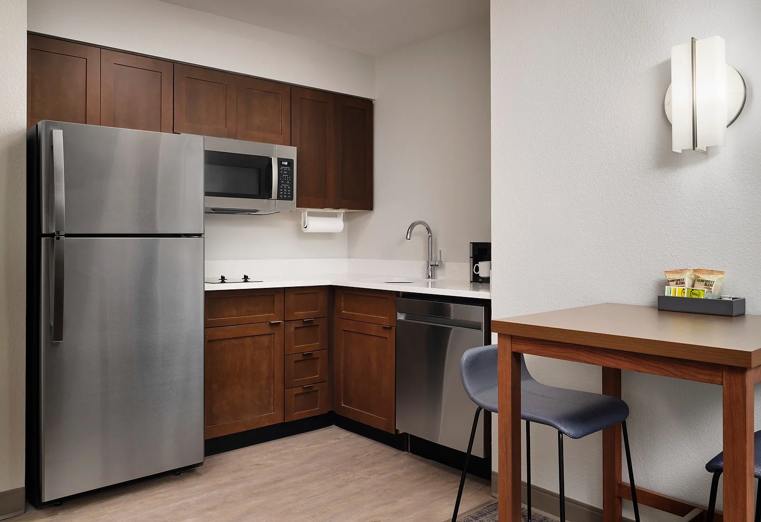 RI_ATLRI_room512_1BR_king_suite_kitchen.JPG