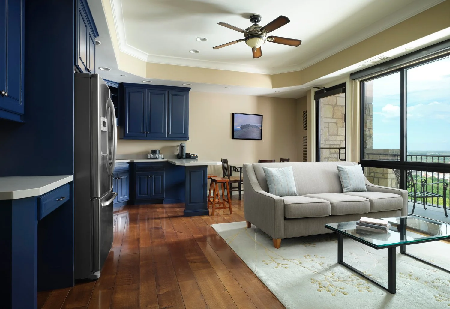 Kansas CIty Oread condo 3 rm 603.JPG