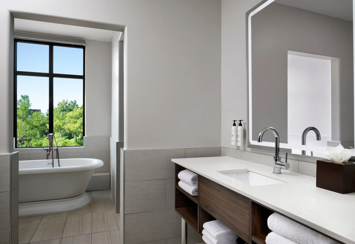 Kansas CIty Oread rm219 king deluxe bath.JPG