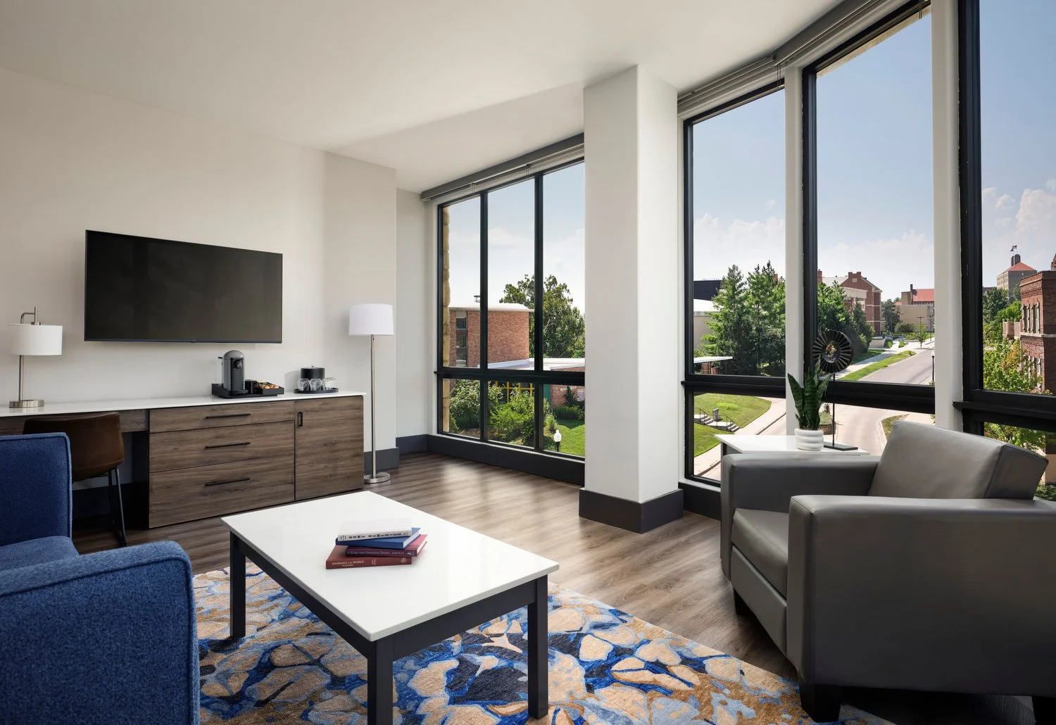 Kansas CIty Oread rm219 king deluxe sitting area.JPG