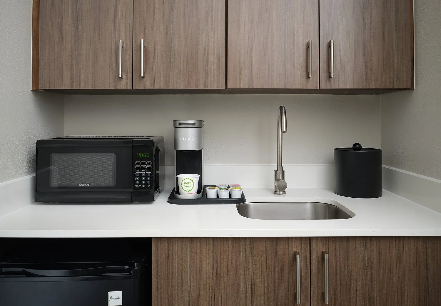 Meridian Holiday Inn rm 535 wet bar.JPG