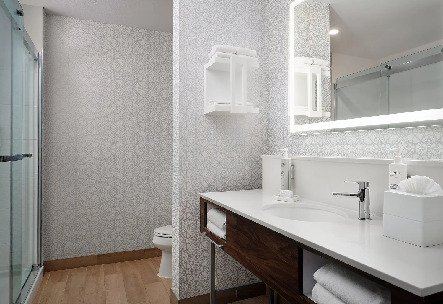 HAMPTON INN RED ROCK room 302 king BATH.JPG