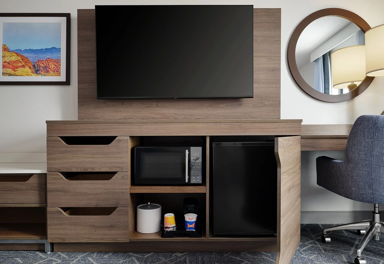 Hampton Inn rm302 desk area.JPG