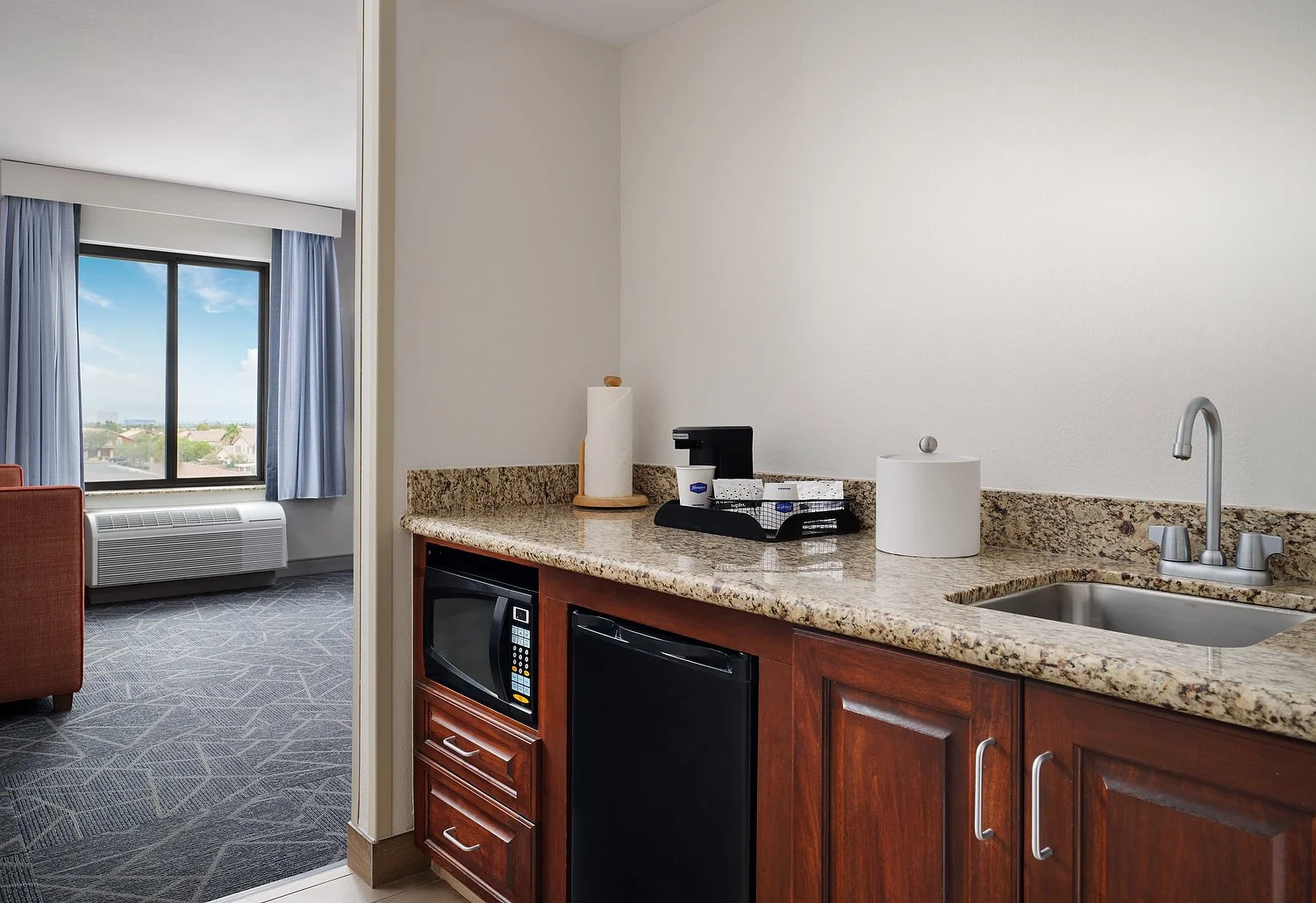 Hampton Inn rm332 wet barV1.JPG