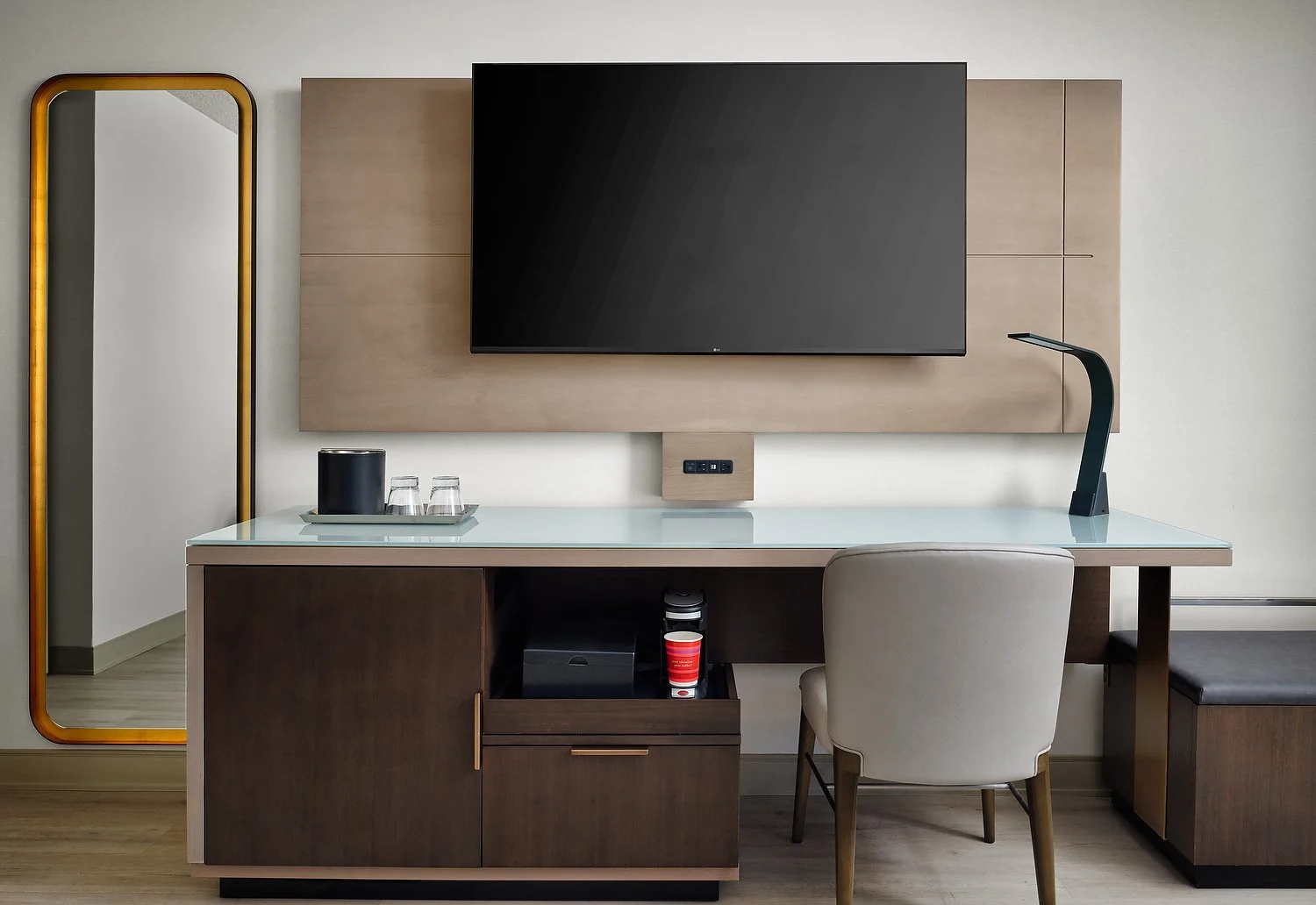 indianapolis marriott east 515 queen Qn desk_TV v2.JPEG